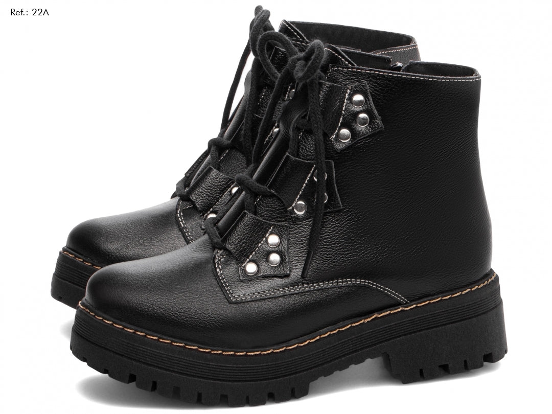 Bota Coturno Feminina em Couro Preto – Sola Tratorada Antiderrapante